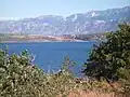 Aussicht auf beide Maslenica-Brücken von der Meeresbucht von Novigrad