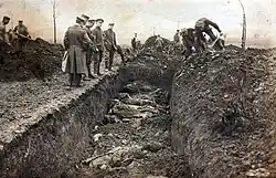 Foto eines Massengrabes bei Vimy (oder evtl. bei Fromelles), wie es zunächst 1916 als Postkarte veröffentlicht wurde