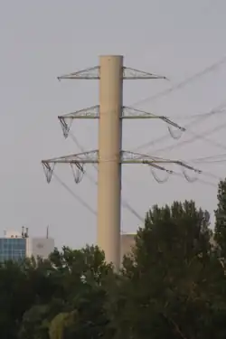 Der als Schornstein getarnte Betonmast in Reuter-West