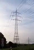 Kreuzung zweier 380-kV-Leitungen zwischen Ludwigsburg und Freiberg/Neckar. Die vierkreisige 380-kV-Leitung Hoheneck-Pulverdingen überquert die zweikreisige 380-kV-Leitung Hoheneck-Bürstadt. Parallel zur 380-kV-Leitung Hoheneck-Pulverdingen verläuft eine zweikreisige 220-kV-Leitung, welche unter der 380-kV-Leitung Hoheneck–Bürstadt hindurchläuft.