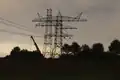 Mastenneubau bei Aldingen. Die Bahnstromleitung verläuft über die unterste Traverse.