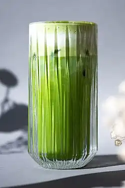 Matcha Latte in einem hohen Glas
