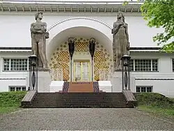 Kolossalfiguren am Ernst-Ludwig-Haus, Mathildenhöhe Darmstadt