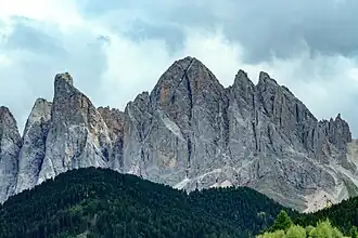 Die Nordwestwand des Sass Rigais in der Bildmitte, links die Furchetta