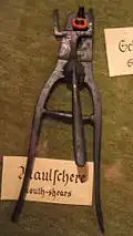 Zange zum Kastrieren männlicher Lämmer mittels Gummiring