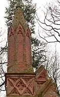 Eckturm mit Resten des Giebels an der Eingangsseite