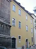 Maxburgstraße 1; Restteil des ehemaligen Jesuitenkollegiums aus dem späten 16. Jahrhundert, östlich an den fragmentarisch erhaltenen Turm von St. Michael an die Ecke der Ettstraße grenzend.