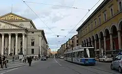 Palais Toerring-Jettenbach (rechts) in München, gegenüber der Bayerischen Staatsoper