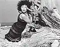 Schauspielerin Maren Deren, Filmstill des experimentellen Stummfilms An Land (At Land), 1944.