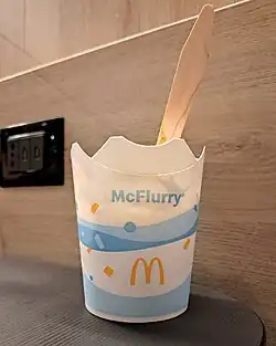 In der Abbildung kann man einen McFlurry sehen (das Milcheis von McDonalds). Zudem befindet sich in dem Eis ein Papplöffel.