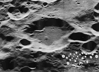 McNally, Blickrichtung west (Lunar Orbiter 5, die weißen Flecken unten rechts sind Bildfehler)