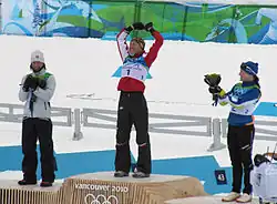 Blumenzeremonie 2010 für die Siegerinnen über 30 Kilometer: rechts mit Bronze Aino-Kaisa Saarinen