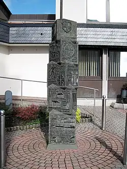 Stele vor der Volksbank mit Darstellungen der Geschichte von Medebach, Ansicht 1.&nbsp;Seite