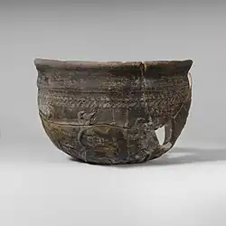 Scherben eines megarischen Bechers mit mythologischen Motiven. Die dargestellten Personen sind mit Namensbeischriften versehen.