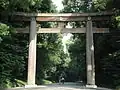 Dieses Torii steht am Eingang zum Schrein.