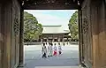 Priester und Miko in traditioneller Kleidung bei der Vorbereitung einer Heirat am Meiji-Schrein.