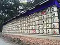Sake-Fässer, die dem Schrein gespendet wurden.