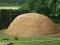 Mit Lehm abgedeckt, fertig zum Anzünden