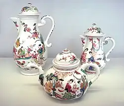 Meißner Porzellankannen (ca. 1720), mit Chinoiserien dekoriert in den Niederlanden, ca. 1735
