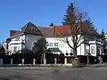 Eines der beiden Doppelhäuser am Rondeau (Melchartgasse 16 bzw. Opitzgasse 1)