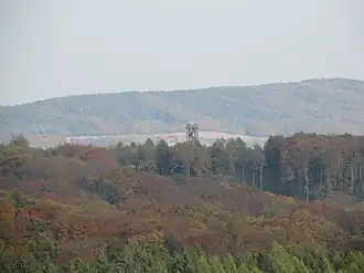 Blick von den Meller Bergen nordostwärts über den Aussichtsturm Friedenshöhe (Stuckenberg; bei Buer) zum Großen Kellenberg