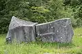 Zweiteilige Steinskulptur von Menashe Kadishman