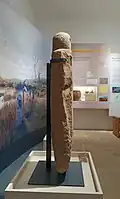Statue im linken Profil