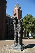 Skulptur vor Sankt Josef für Menschenrechte