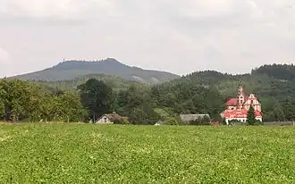 Mařenice mit Pfarrkirche, im Hintergrund der Hochwald