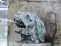 Einer von zwei Hundeköpfen am Merkurbrunnen