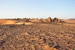 Pyramiden des Südfriedhofs im Vordergrund