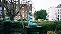 Bronzestatue einer schwangeren Frau