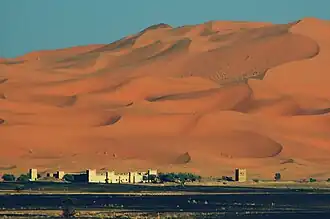 Merzouga zu Füßen der Dünenlandschaft des Erg Chebbi