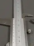 Beim Betrachten unter Winkel verschiebt sich scheinbar der Nonius. Das Maß 120 mm wurde nicht verändert.