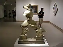 Ausstellungsraum mit Figur im Raum von Umberto Boccioni