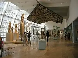 Ausstellungsraum mit ozeanischen Kunstwerken