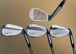 9 – ein nach oben gehaltener Golfschläger ähnelt einer 9