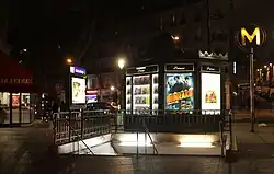 Eingang auf der Place du Château Rouge bei Nacht