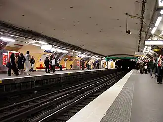 Station der Linie 1 mit orangen Fliesen, März 2008