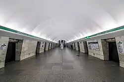 unterirdische Halle/Gang in der Station, am Ende sind die Rolltreppen