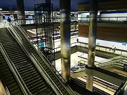 Chamartín, Madrid: Viergeschossiger unterirdischer Turmbahnhof der Linien L1 (Ebene −4) und L10 (Ebene −2) unter dem gleichnamigen Regional- und Fernbahnhof