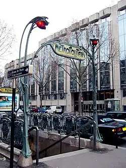 Nach wie vor typisch für viele Zugänge: Von Hector Guimard entworfenes Dekor im Stil des Art nouveau an der Station Kléber