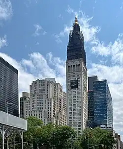 Turm und der Neubau auf dem Ostflügel während der Renovierung im Mai 2023