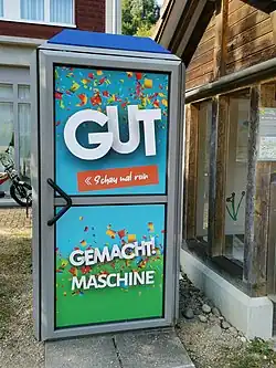 Gut-gemacht-Maschine in einer ehemaligen Telefonzelle
