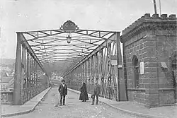 Die erste Brücke in Mettlach, aufgenommen im Jahre 1896 (Blick in Richtung Keuchingen; rechts ist das Mauthäuschen zu sehen)