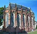 Kapelle St. Joseph (stand ursprünglich in Wallerfangen; Eugen von Boch ließ sie dort 1879 abtragen und 1882 in Mettlach über der Familiengruft von Boch wieder errichten)[52]