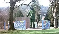 Park der Alten Abtei mit dem von André Heller geschaffenen Erdgeist, der ursprünglich auf der Expo 2000 ausgestellt war[20]