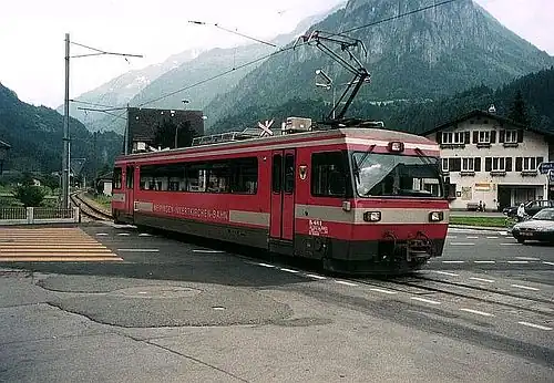 Triebwagen der Meiringen-Innertkirchen-Bahn auf der Hauptkreuzung von Innertkirchen