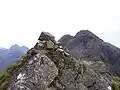 Der Gipfelcairn des Sgùrr a’ Mhadaidh, im Hintergrund der Sgùrr Alasdair (links) und der Sgùrr a’ Ghreadaidh (rechts)