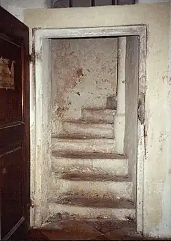 Darüber 1. Turm-Wendeltreppe